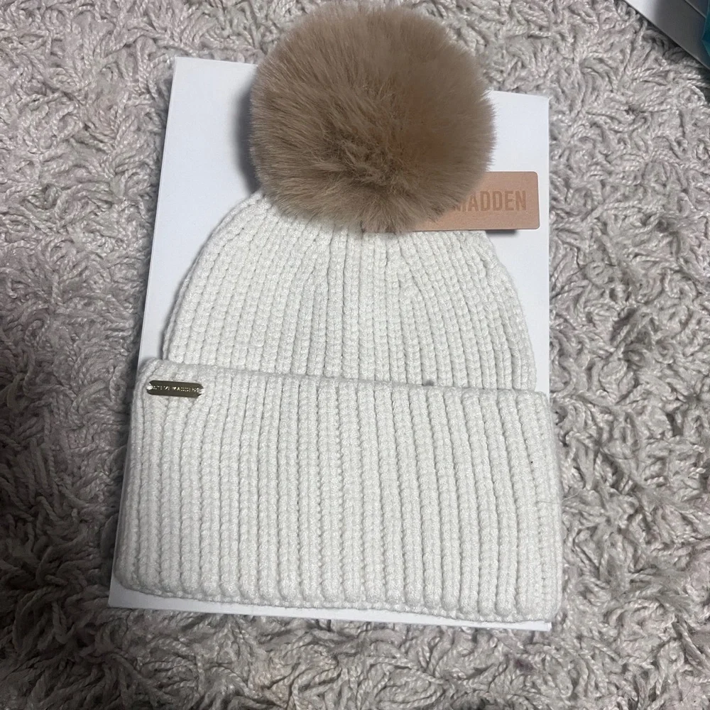Steve Madden NWT Cream Knit Pom-Pom Beanie